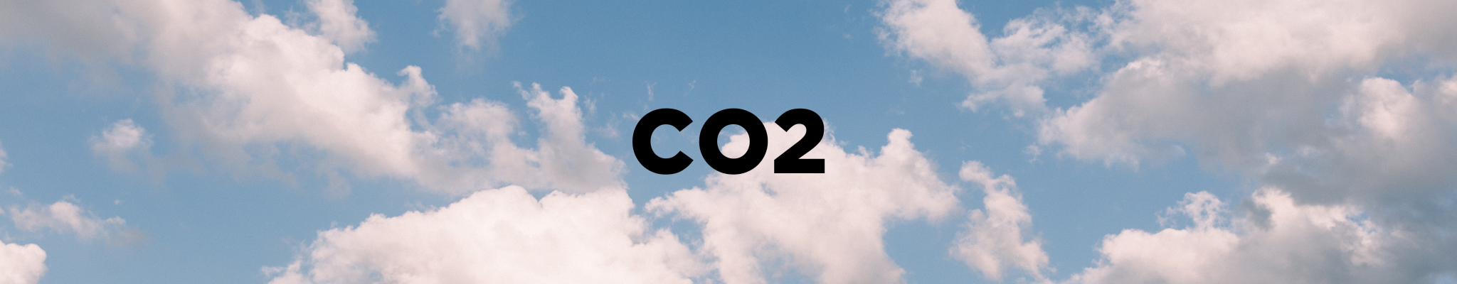 Blå himmel med skyer og teksten "CO2"