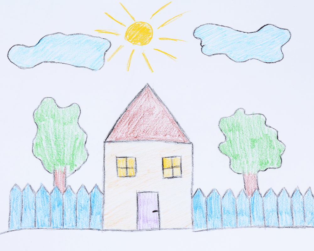 Børnetegning af to blå skyer, solen, et lille hus, to grønne træer og et blåt stakit