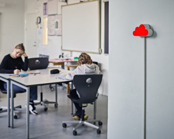 CO2-måleren, SKYEN, installeret i klasselokale på skole og lyser rødt | ÅBN