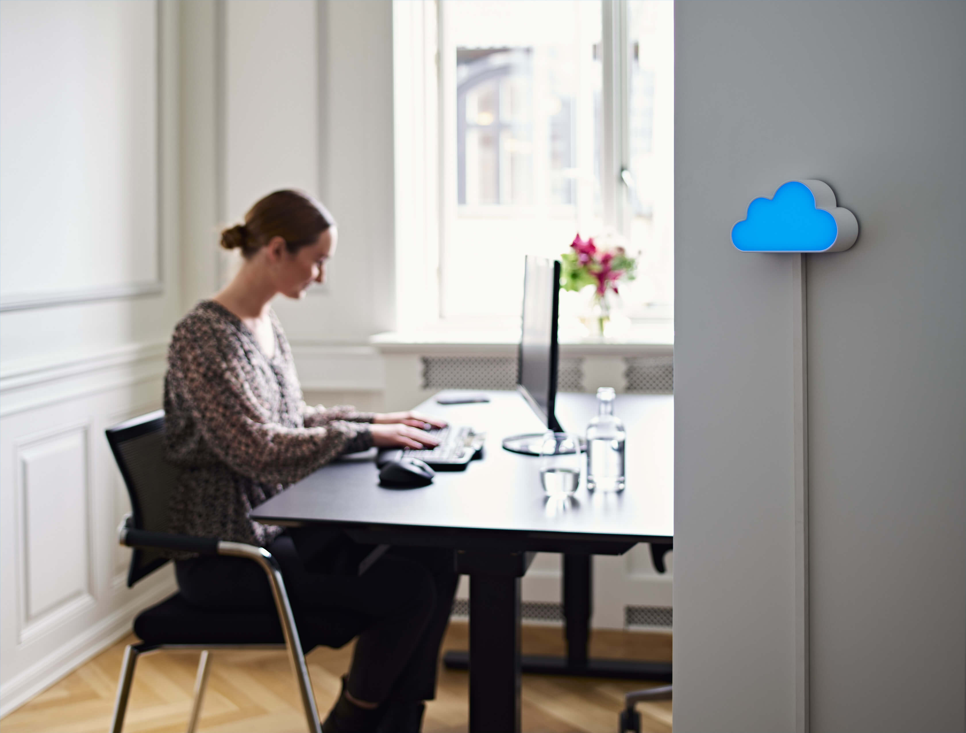 Kontor med CO2-måleren SKYEN installeret og lysende blåt