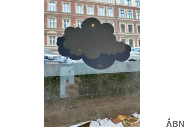 Klistermærke af tegnede skyer med logoet "ÅBN" | ÅBN