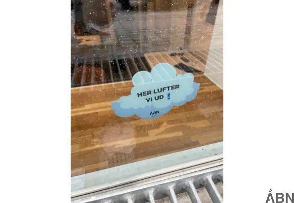 Klistermærke af tegnede skyer med tekst: "Her lufter vi ud" | ÅBN