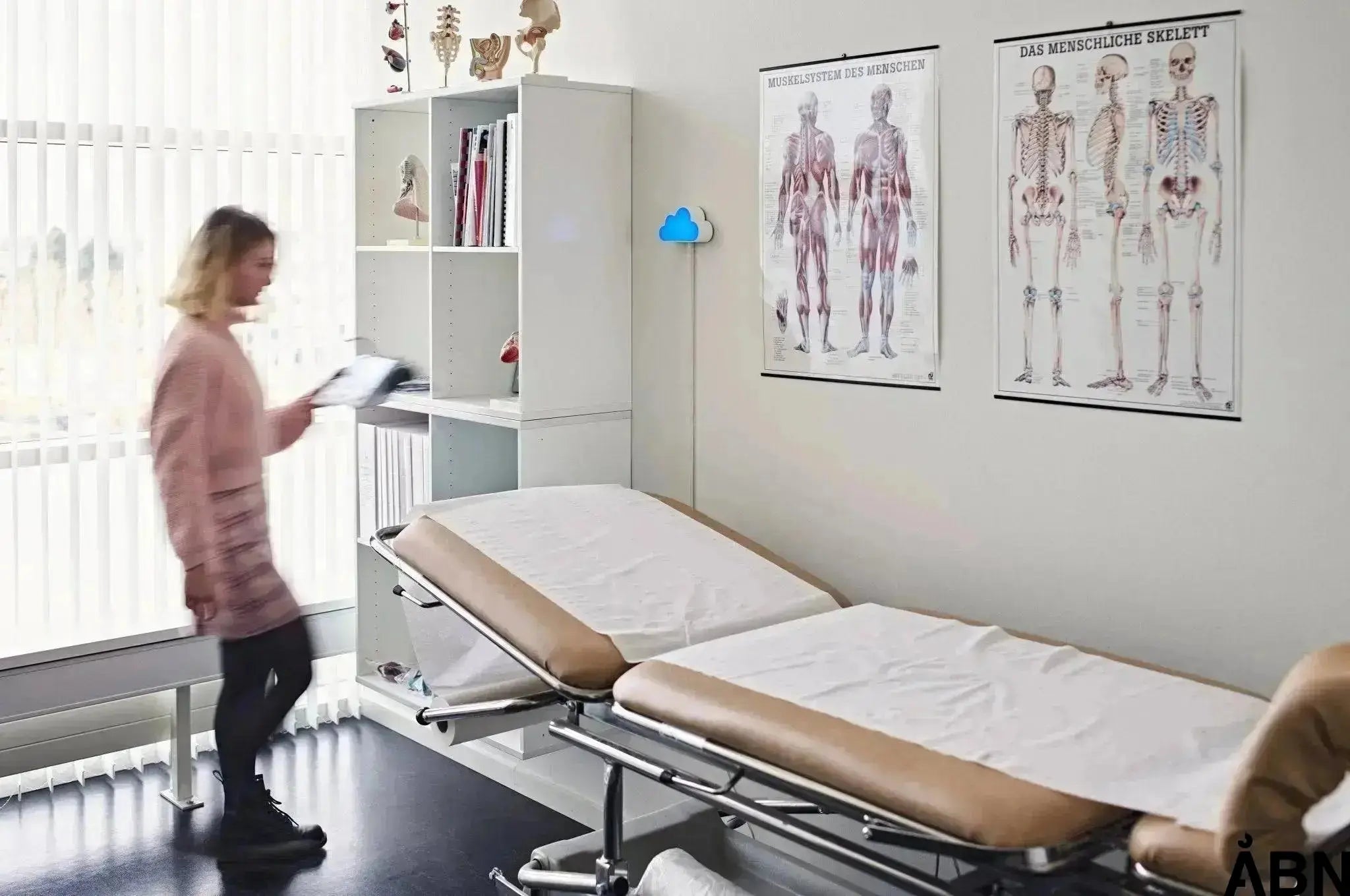 ÅBNs CO2-måler, SKYEN, lyser blåt i lægeklinik