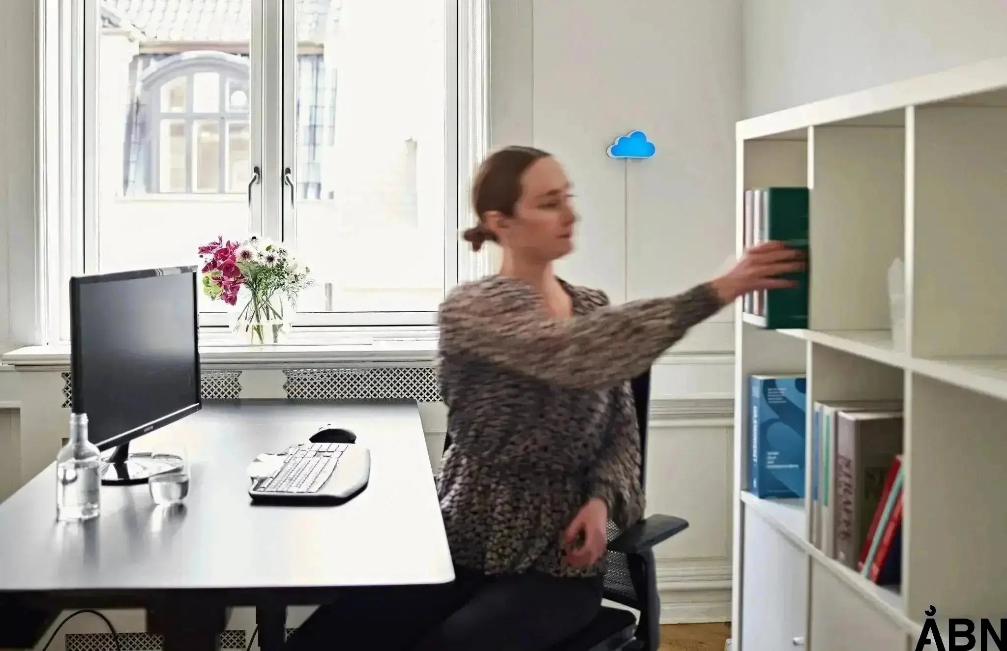 ÅBNs CO2-måler, SKYEN, lyser blåt på væg på kontor