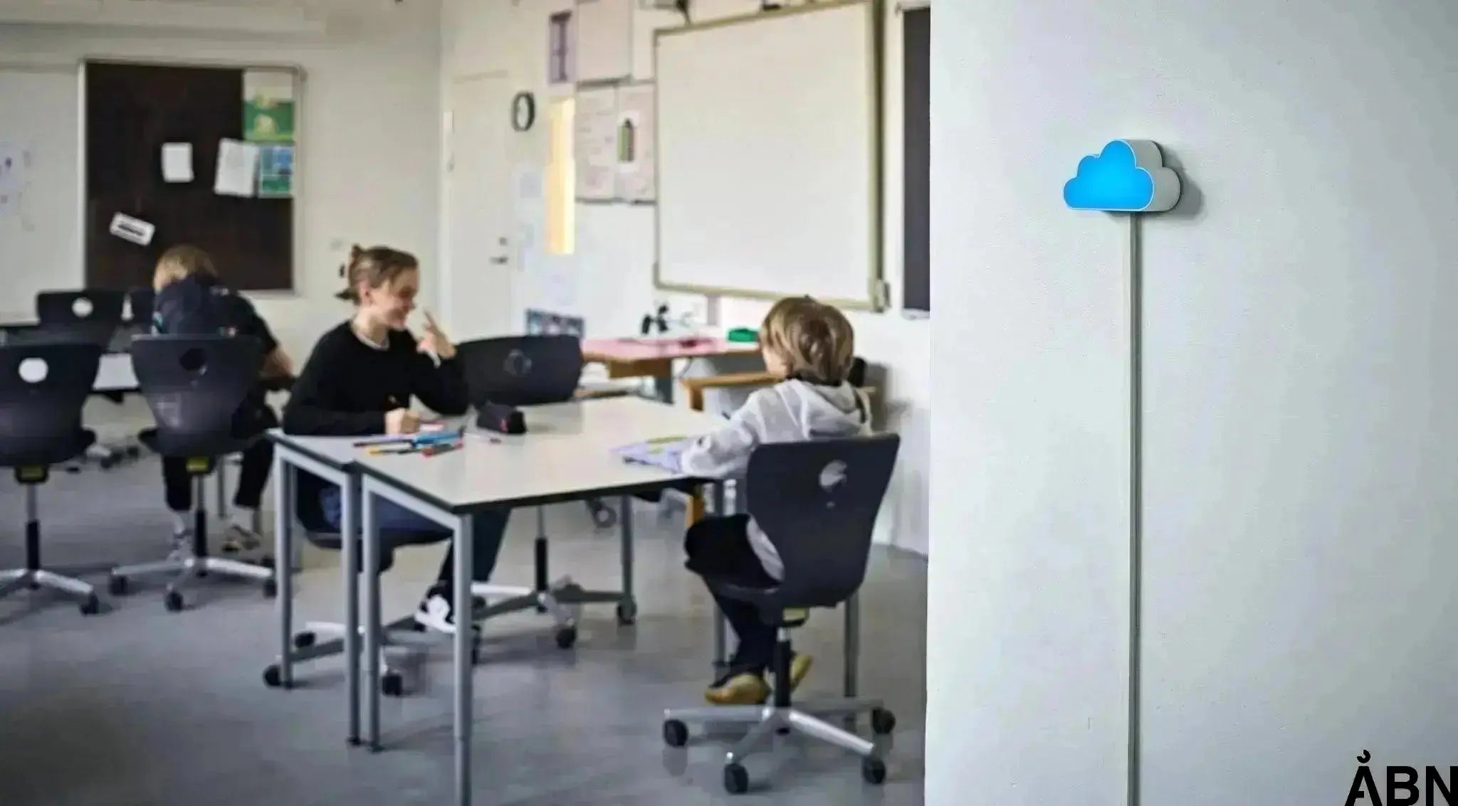 ÅBNs CO2-måler, SKYEN, lyser blåt i klasselokale med arbejdende børn