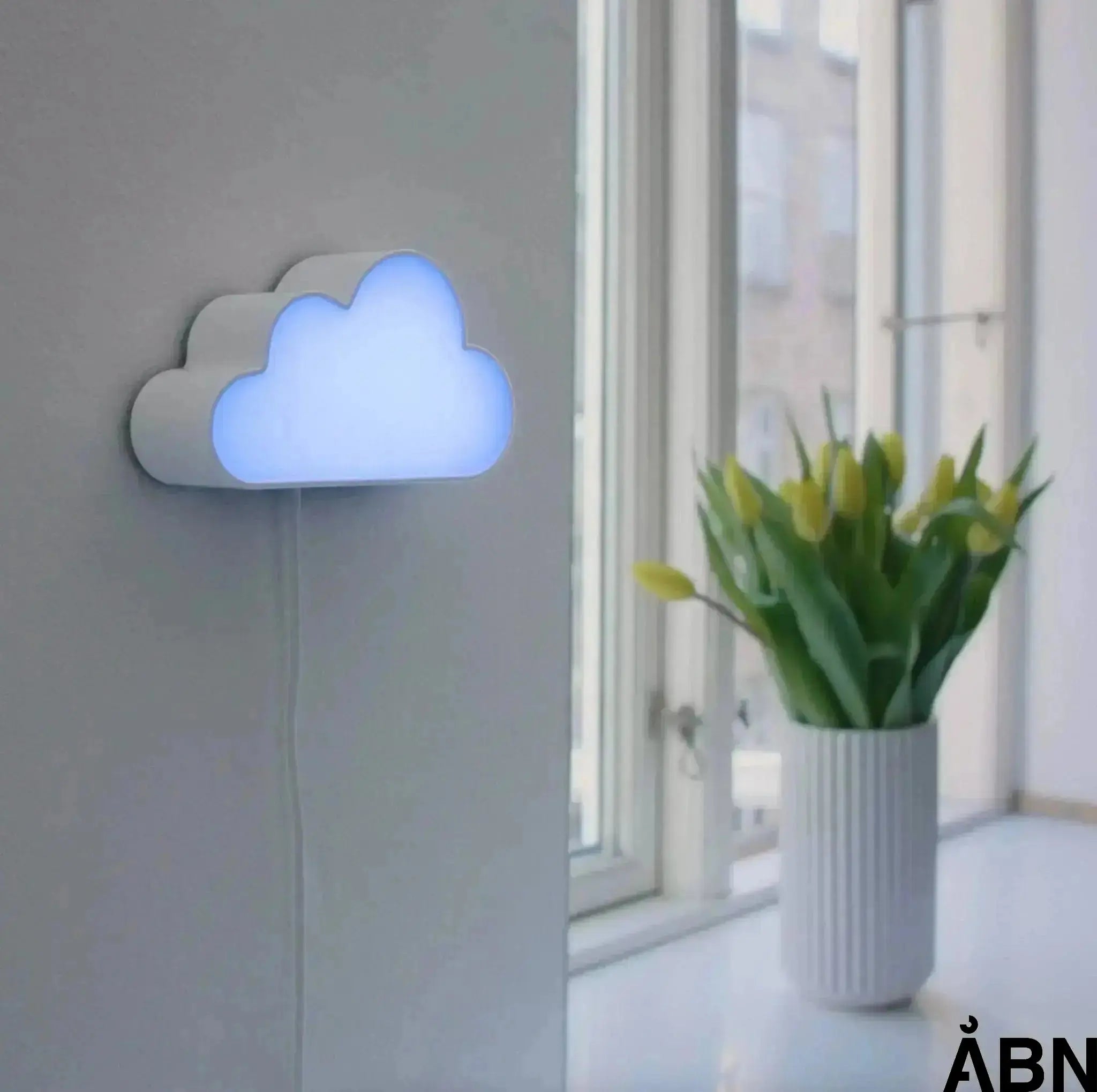 ÅBNs CO2-måler, SKYEN, lyser blåt med friske blomster i vindueskarm